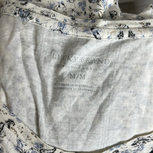 LUCKY BRAND Women's Scoop Neck Graphic Tee T-Shirt with Curved Hemline Medium - Picture 3 of 7